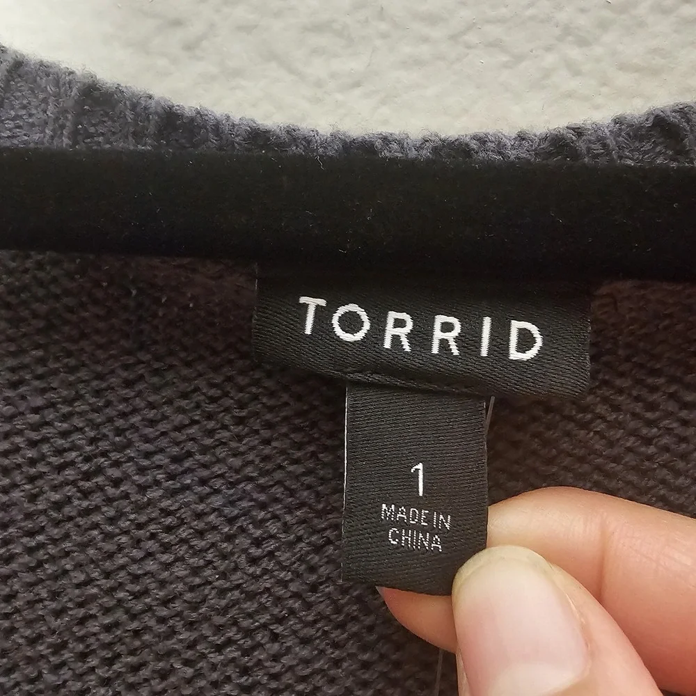Torrid Women 1X Gray Sweater Zipper Detail Edgy Dark Academia Broken-in Knit Top